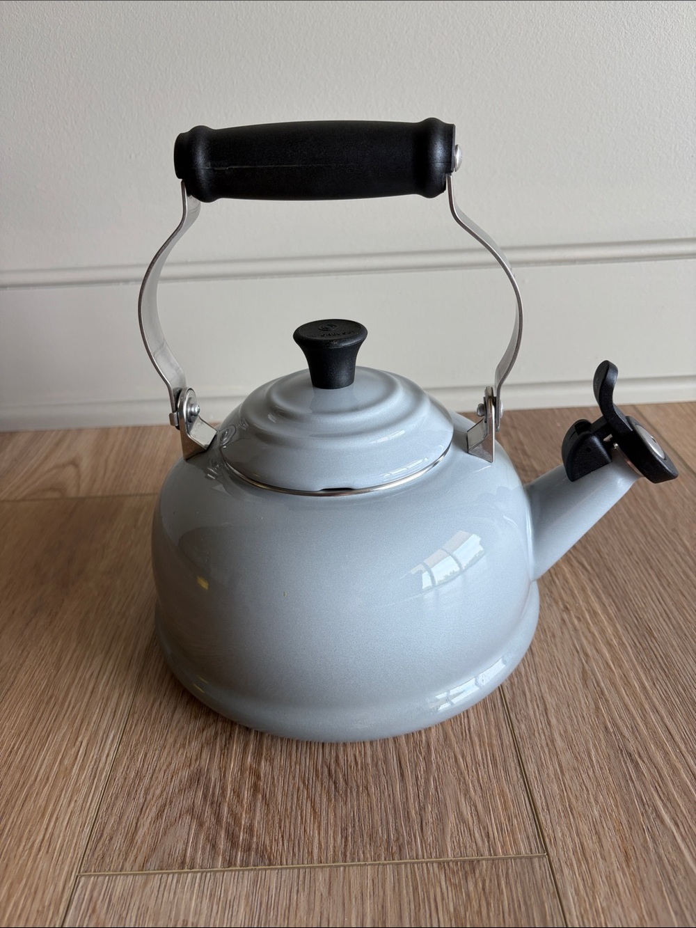 Le Creuset Whistling Tea Kettle - Gray - Picture 4 of 8